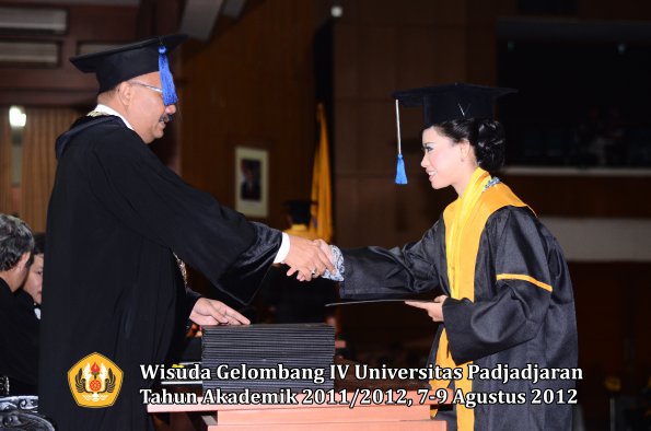 wisuda-unpad-gel-iv-2011_2012-fakultas-isip-oleh-dekan-017