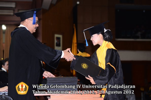 wisuda-unpad-gel-iv-2011_2012-fakultas-isip-oleh-dekan-021