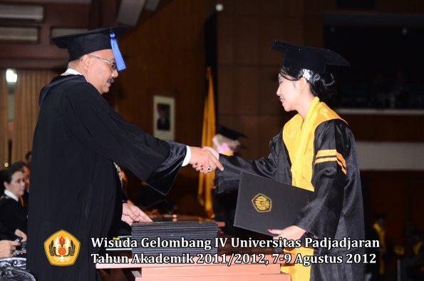 wisuda-unpad-gel-iv-2011_2012-fakultas-isip-oleh-dekan-026