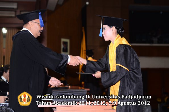 wisuda-unpad-gel-iv-2011_2012-fakultas-isip-oleh-dekan-028