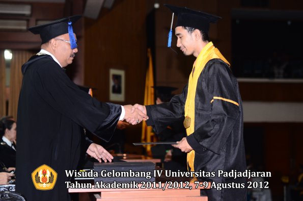 wisuda-unpad-gel-iv-2011_2012-fakultas-isip-oleh-dekan-030