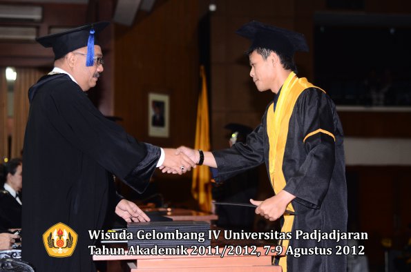 wisuda-unpad-gel-iv-2011_2012-fakultas-isip-oleh-dekan-032