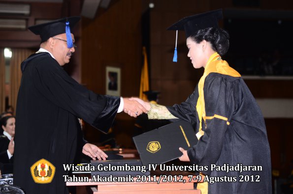 wisuda-unpad-gel-iv-2011_2012-fakultas-isip-oleh-dekan-034