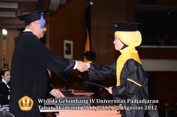 wisuda-unpad-gel-iv-2011_2012-fakultas-isip-oleh-dekan-035