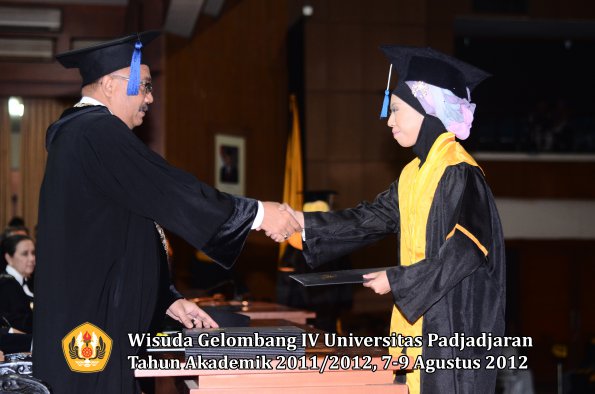 wisuda-unpad-gel-iv-2011_2012-fakultas-isip-oleh-dekan-036