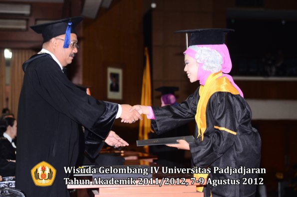 wisuda-unpad-gel-iv-2011_2012-fakultas-isip-oleh-dekan-038