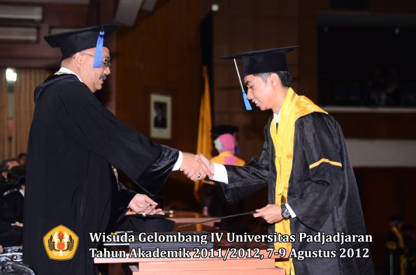 wisuda-unpad-gel-iv-2011_2012-fakultas-isip-oleh-dekan-039