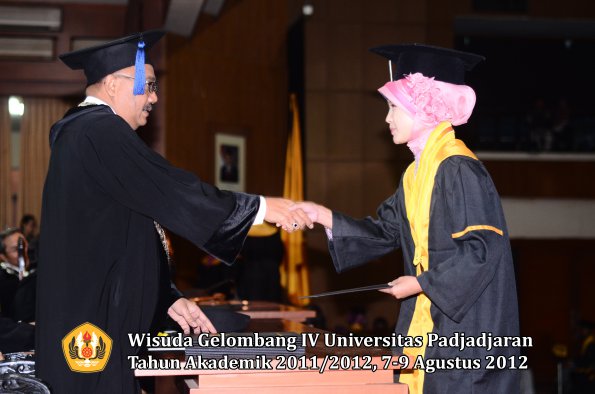 wisuda-unpad-gel-iv-2011_2012-fakultas-isip-oleh-dekan-040