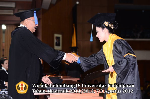 wisuda-unpad-gel-iv-2011_2012-fakultas-isip-oleh-dekan-041