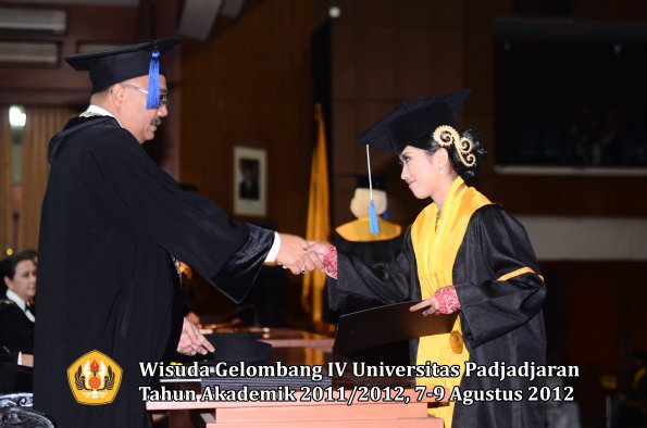 wisuda-unpad-gel-iv-2011_2012-fakultas-isip-oleh-dekan-044