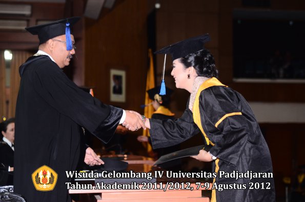 wisuda-unpad-gel-iv-2011_2012-fakultas-isip-oleh-dekan-045