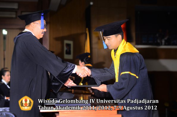 wisuda-unpad-gel-iv-2011_2012-fakultas-isip-oleh-dekan-046