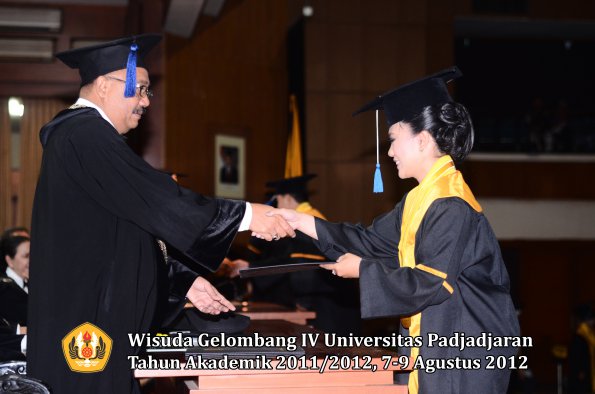 wisuda-unpad-gel-iv-2011_2012-fakultas-isip-oleh-dekan-047