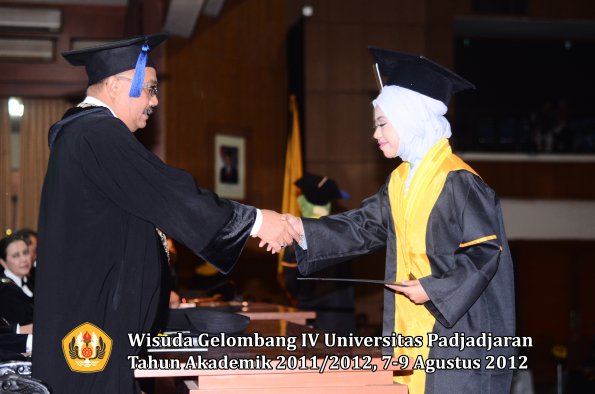 wisuda-unpad-gel-iv-2011_2012-fakultas-isip-oleh-dekan-049