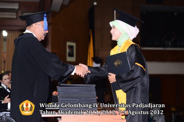 wisuda-unpad-gel-iv-2011_2012-fakultas-isip-oleh-dekan-050