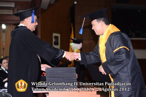 wisuda-unpad-gel-iv-2011_2012-fakultas-isip-oleh-dekan-051