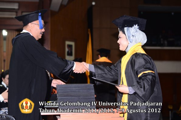 wisuda-unpad-gel-iv-2011_2012-fakultas-isip-oleh-dekan-052