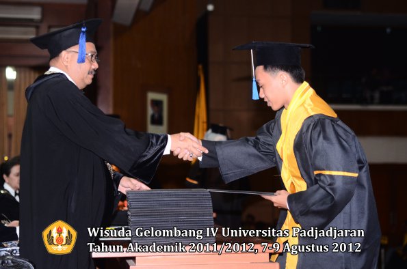 wisuda-unpad-gel-iv-2011_2012-fakultas-isip-oleh-dekan-053