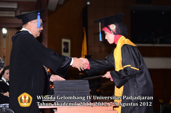 wisuda-unpad-gel-iv-2011_2012-fakultas-isip-oleh-dekan-054