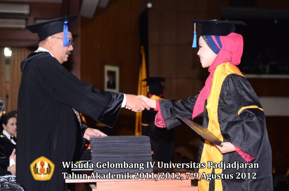 wisuda-unpad-gel-iv-2011_2012-fakultas-isip-oleh-dekan-055