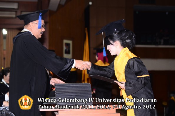 wisuda-unpad-gel-iv-2011_2012-fakultas-isip-oleh-dekan-056