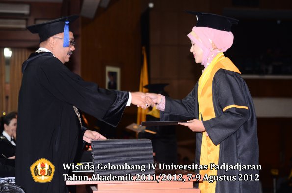 wisuda-unpad-gel-iv-2011_2012-fakultas-isip-oleh-dekan-057