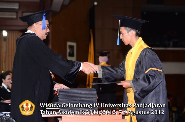 wisuda-unpad-gel-iv-2011_2012-fakultas-isip-oleh-dekan-058