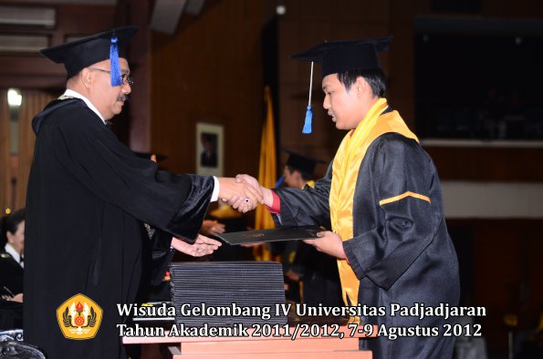 wisuda-unpad-gel-iv-2011_2012-fakultas-isip-oleh-dekan-059