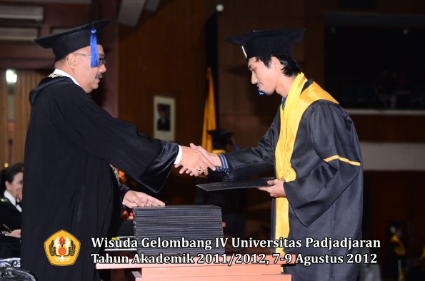 wisuda-unpad-gel-iv-2011_2012-fakultas-isip-oleh-dekan-060