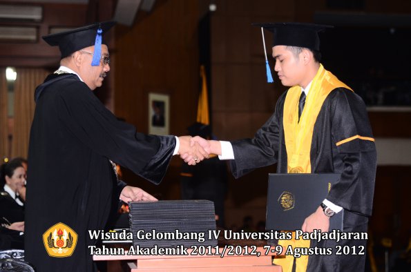 wisuda-unpad-gel-iv-2011_2012-fakultas-isip-oleh-dekan-061