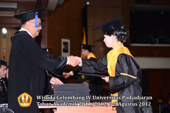 wisuda-unpad-gel-iv-2011_2012-fakultas-isip-oleh-dekan-062