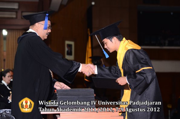 wisuda-unpad-gel-iv-2011_2012-fakultas-isip-oleh-dekan-063