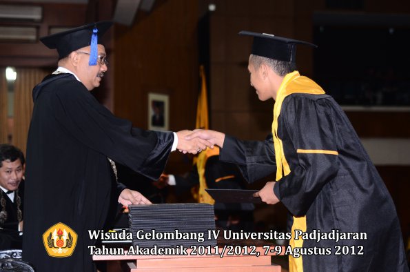 wisuda-unpad-gel-iv-2011_2012-fakultas-isip-oleh-dekan-064