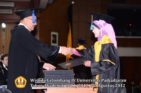 wisuda-unpad-gel-iv-2011_2012-fakultas-isip-oleh-dekan-065