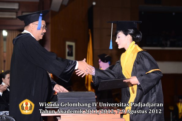 wisuda-unpad-gel-iv-2011_2012-fakultas-isip-oleh-dekan-066