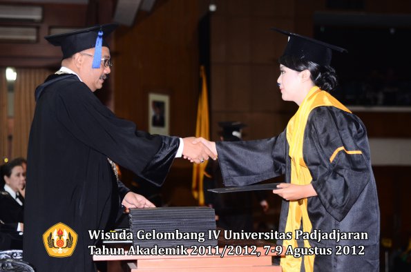 wisuda-unpad-gel-iv-2011_2012-fakultas-isip-oleh-dekan-067