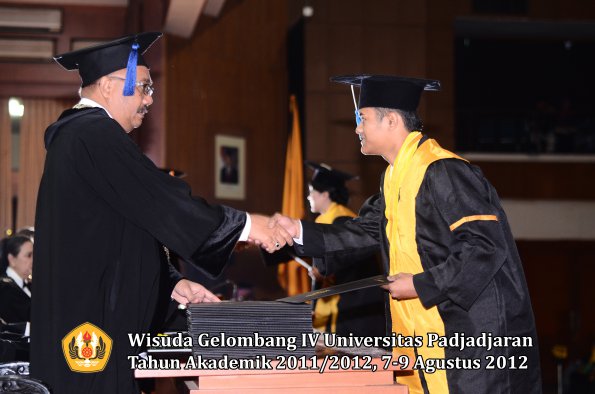 wisuda-unpad-gel-iv-2011_2012-fakultas-isip-oleh-dekan-068