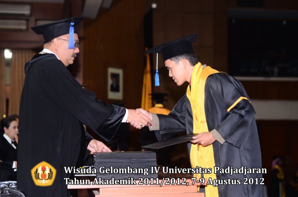 wisuda-unpad-gel-iv-2011_2012-fakultas-isip-oleh-dekan-069