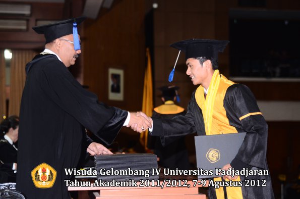 wisuda-unpad-gel-iv-2011_2012-fakultas-isip-oleh-dekan-070