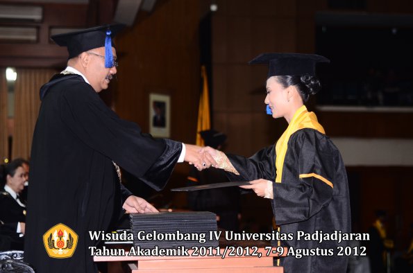 wisuda-unpad-gel-iv-2011_2012-fakultas-isip-oleh-dekan-071