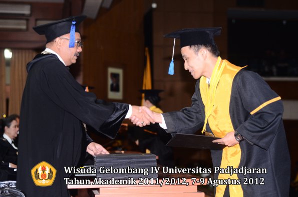 wisuda-unpad-gel-iv-2011_2012-fakultas-isip-oleh-dekan-072