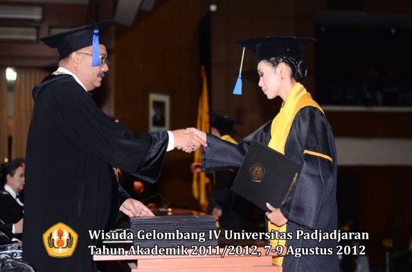 wisuda-unpad-gel-iv-2011_2012-fakultas-isip-oleh-dekan-075