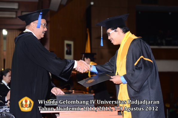 wisuda-unpad-gel-iv-2011_2012-fakultas-isip-oleh-dekan-076