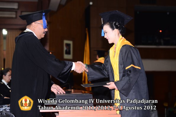 wisuda-unpad-gel-iv-2011_2012-fakultas-isip-oleh-dekan-077