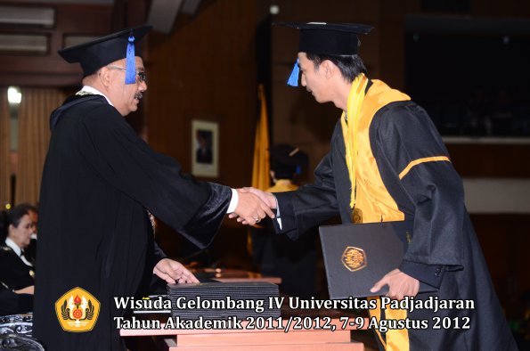 wisuda-unpad-gel-iv-2011_2012-fakultas-isip-oleh-dekan-078