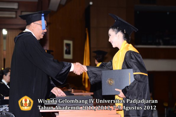 wisuda-unpad-gel-iv-2011_2012-fakultas-isip-oleh-dekan-081