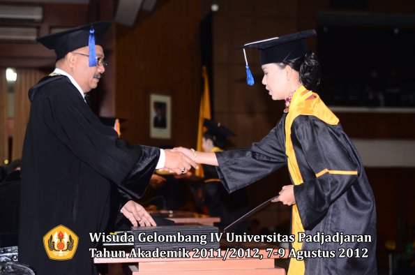 wisuda-unpad-gel-iv-2011_2012-fakultas-isip-oleh-dekan-082