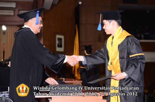 wisuda-unpad-gel-iv-2011_2012-fakultas-isip-oleh-dekan-083