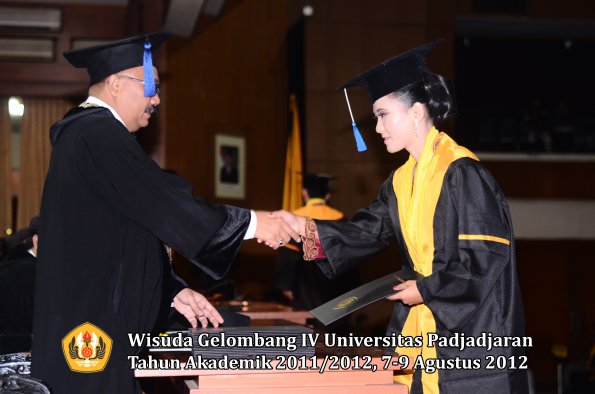 wisuda-unpad-gel-iv-2011_2012-fakultas-isip-oleh-dekan-084