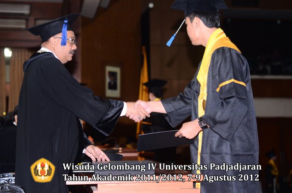 wisuda-unpad-gel-iv-2011_2012-fakultas-isip-oleh-dekan-085